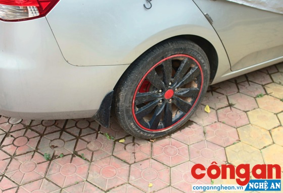 Chiếc xe có vành la zăng màu đen gây tai nạn bị tạm giữ