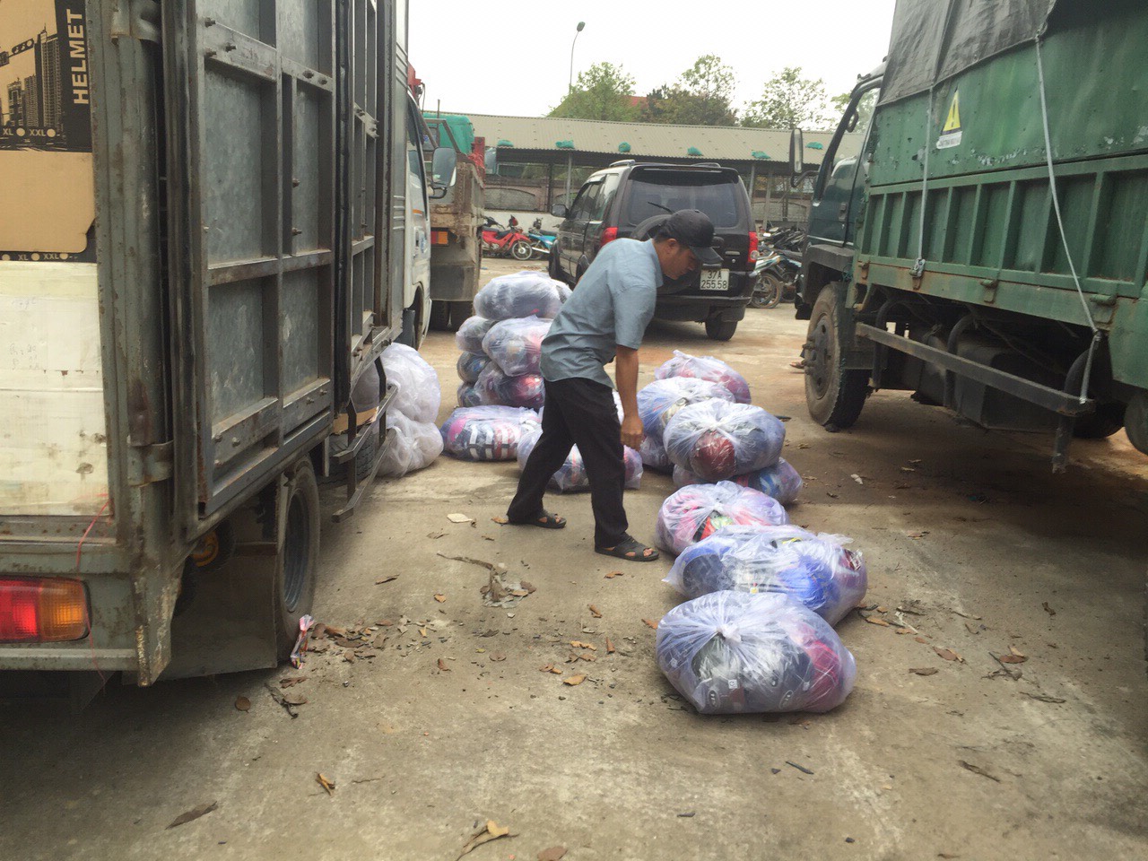 Thu giữ 175 mũ bảo hiểm không rõ nguồn gốc