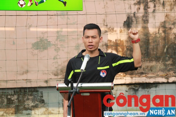 Đại diện tổ trọng tài lên tuyên thệ