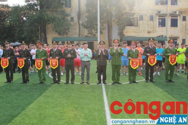 Đại diện lãnh đạo Công an tỉnh tặng cờ lưu niệm cho các đội bóng