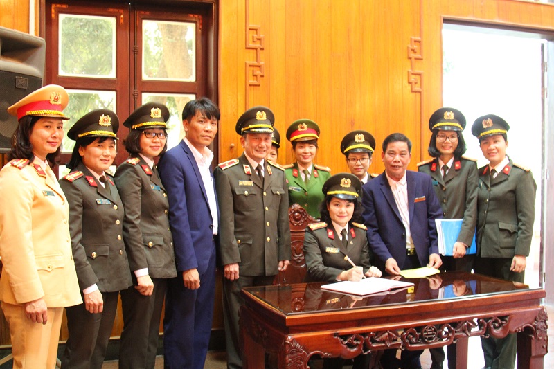 Đoàn đại biểu chụp ảnh lưu niệm