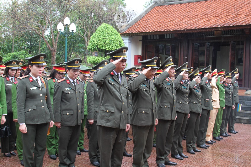 Phút tưởng niệm cố bộ trưởng Trần Quốc Hoàn
