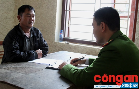Cán bộ Đội Điều tra Tổng hợp lấy lời khai của đối tượng đánh bạc 