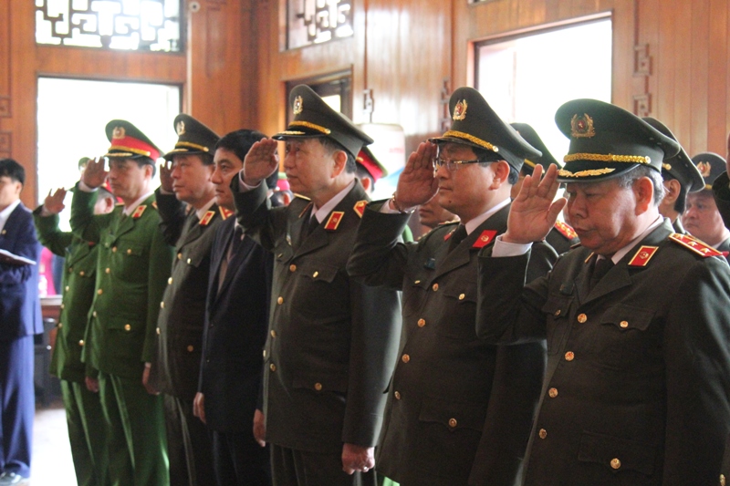 Đoàn Công tác dâng hương lên anh linh Chủ tịch Hồ Chí Minh vĩ đại.