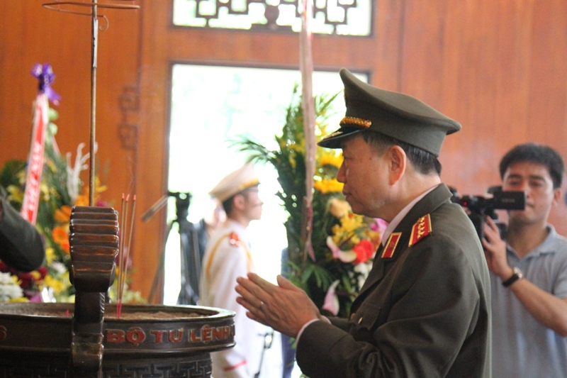 Đồng chí Thượng tướng Tô Lâm, Ủy viên Bộ Chính trị, Bộ trưởng Bộ Công an dâng hương lên anh linh Chủ tịch Hồ Chí Minh.