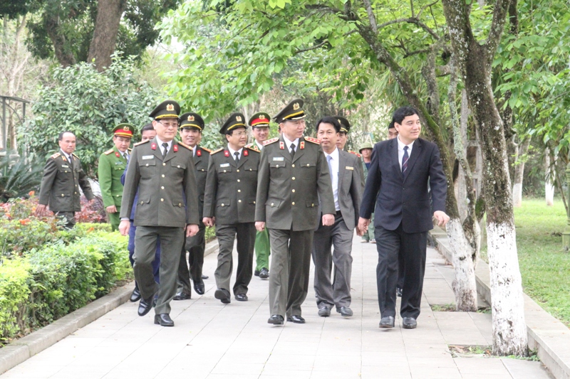 Đoàn Công tác tham quan Khu di tích Kim Liên.