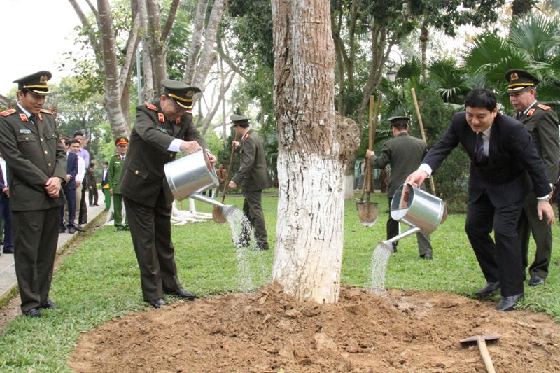 Trồng cây lưu niệm tại Khu di tích Kim Liên.