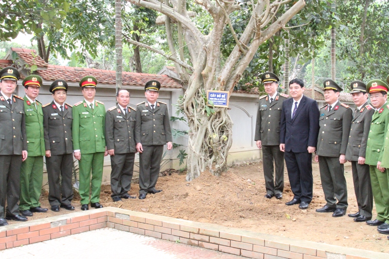 Đoàn công tác chụp ảnh lưu niệm tại cây bồ đề do đồng chí Bộ trưởng Tô Lâm trồng.