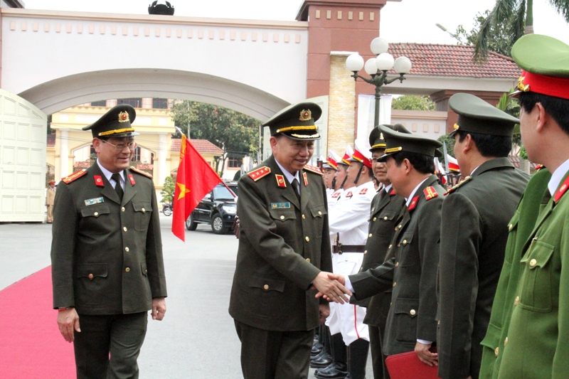 Đồng chí Thượng tướng, GS.TS Tô Lâm bắt tay thân mật các đồng chí trong Ban giám đốc Công an Nghệ An.