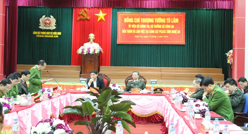 Đại tá Hồ Sỹ Tuấn báo cáo kết quả công tác với Đồng chí Bộ trưởng và đoàn công tác của Bộ Công an.
