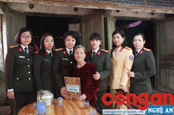 Tặng quà cho gia đình khó khăn, thân nhân gia đình liệt sỹ