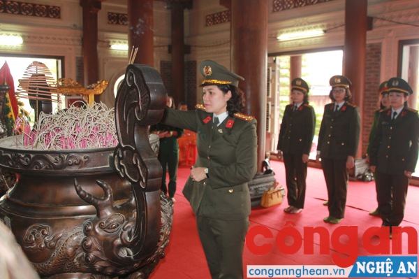 Dâng hoa dâng hương tại khu di tích Truông Bồn, huyện Đô Lương, Nghệ An