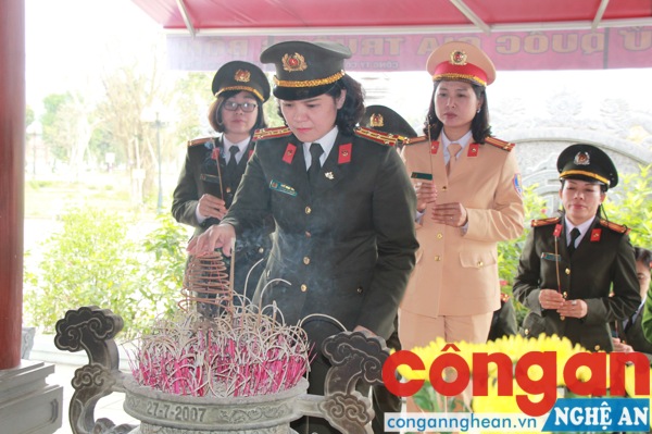 Đồng chí Đại tá Ngô Hoài Thu – Chủ tịch Hội phụ nữ Bộ Công an và các đồng chí trong đoàn dâng hương tại khu di tích