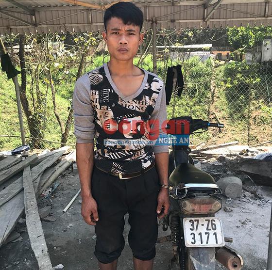 Đối tượng Moong Văn Tuyết và tang vật tại cơ quan Công an