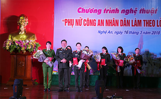 Đồng chí Trung tá Nguyễn Việt Hà, Chủ tịch Hội Phụ nữ Công an tỉnh (bên phải) thay mặt Hội Phụ nữ Công an tỉnh nhận giải Đặc biệt trong chương trình Hội trại Phụ nữ CAND học tập, làm theo 6 điều Bác Hồ dạy.