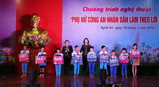 Tặng quà cho các học sinh có hoàn cảnh khó khăn trên địa bàn