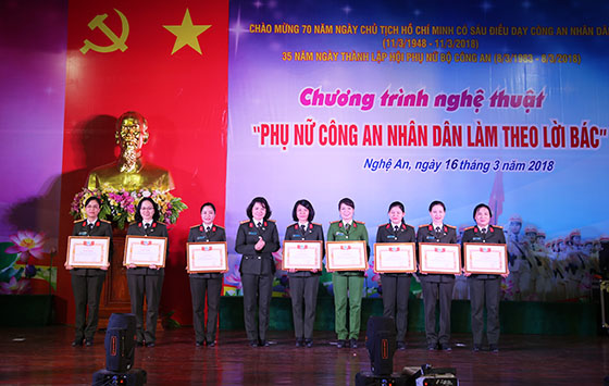 Hội Phụ nữ Bộ Công an tặng Bằng khen cho Hội Phụ nữ trong Cụm thi đua số 5
