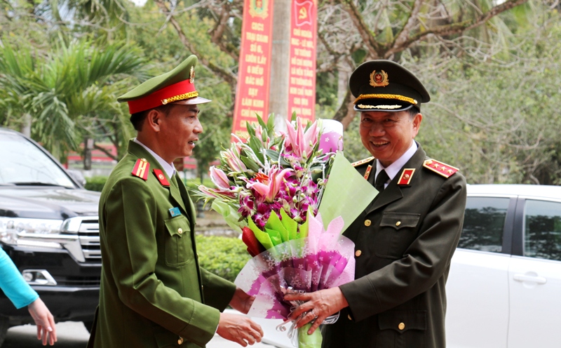 Thiếu tá Trần Bá Toan cùng ban Giám thị Trại giam số 6 tặng hoa chào mừng Bộ trưởng Tô Lâm thăm và làm việc tại đơn vị.