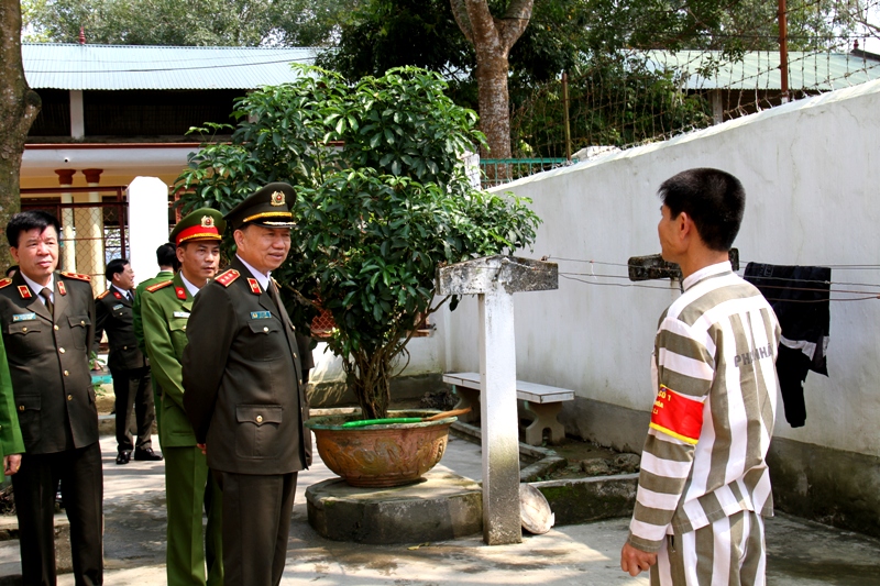 Và thăm hỏi, động viên một phạm nhân đang thụ án tại đây.