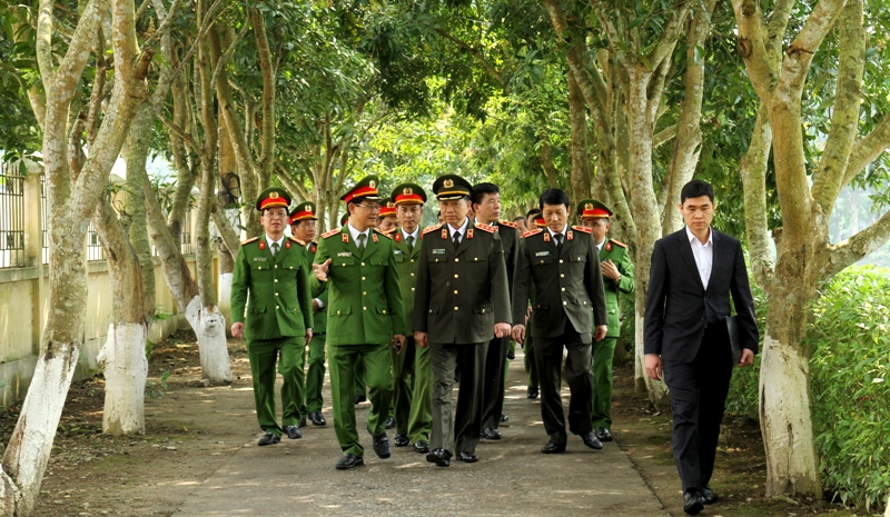 Đoàn Công tác Bộ Công an tham quan khuôn viên Trại giam số 6.