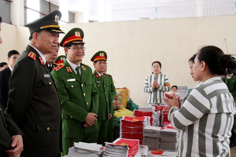 Tham quan các phân xưởng lao động, học nghề trong Trại giam, đồng chí Bộ trưởng Tô Lâm đã ân cần hỏi thăm, động viên các phạm nhân sớm cải tạo tốt để trở về tái hòa nhập cộng đồng.