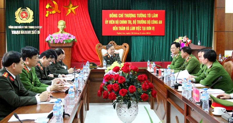 Làm việc với Trại giam số 6, Thượng tướng Tô Lâm ghi nhận, biểu dương những kết quả mà đơn vị đã đạt được trong thời gian qua, đồng thời đề nghị trong thời gian tới, Trại giam số 6 cần làm tốt hơn nữa công tác giáo dục, hướng nghiệp và dạy nghề cho phạm nhân, giúp đỡ anh chị em sớm hoàn lương, tái hòa nhập cộng đồng. Bên cạnh đó, cần làm tốt công tác phối hợp để đảm bảo ANTT, an toàn trại giam; Quan tâm hơn nữa công tác xây dựng lực lượng, xây dựng đơn vị để xứng đáng với danh hiệu Anh hùng LLVTND mà Đảng và Nhà nước vừa trao tặng.