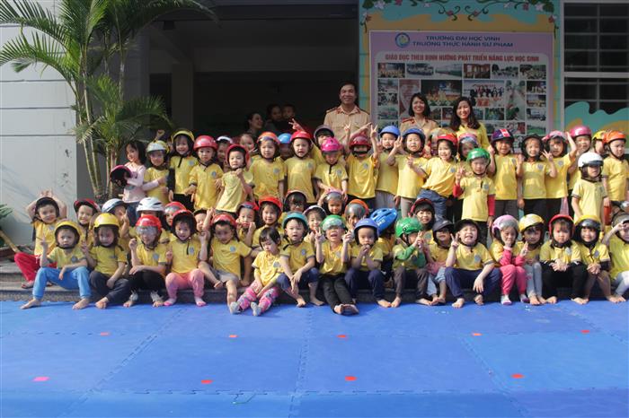 Cô trò cùng các chú CSGT chụp ảnh kỷ niệm