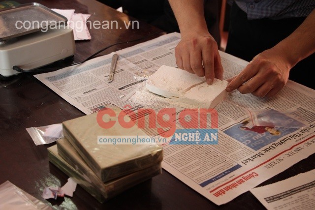 Cơ quan chức năng lấy mẫu tang vật