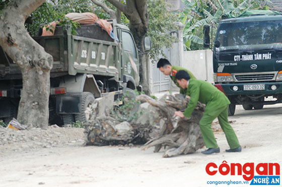 Dân chặn đường 'cấm vận' xe ôtô vì ô nhiễm