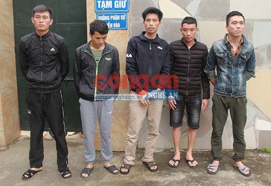 Khởi tố 5 thanh niên đánh bạc