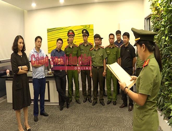 Cơ quan điều tra đang đọc Lệnh bắt và khám xét nơi ở, nơi làm việc đối với Nguyễn Văn Dương và các bị can khác.