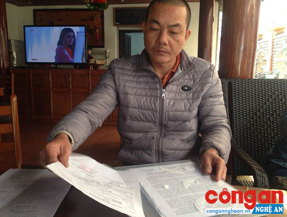Anh Trần Quang Ngân phản ánh sự việc với phóng viên