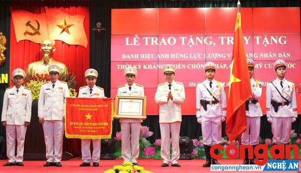 Đại diện lãnh đạo đơn vị đón nhận danh hiệu Anh hùng lực lượng vũ trang nhân dân do đồng chí Thượng tướng Tô Lâm, Ủy viên Bộ Chính trị, Bí thư Đảng ủy Công an Trung ương, Bộ trưởng Bộ Công an trao tặng tại Hà Nội ngày 31/1/2018