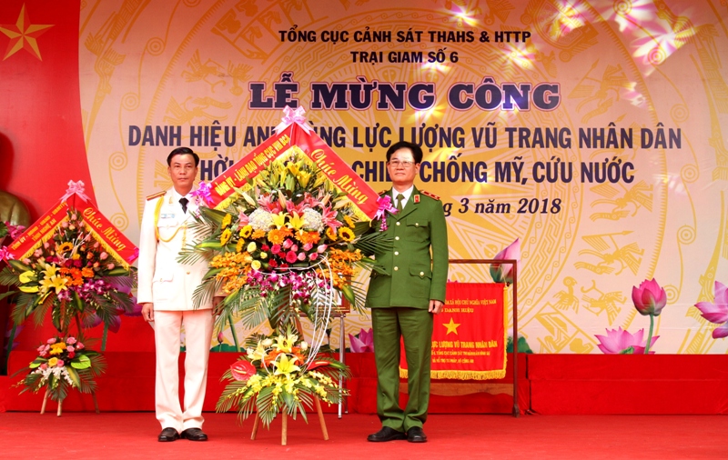 Các đồng chí Nguyễn Văn Thông, Phó bí thư tỉnh ủy Nghệ An và Trung tướng Nguyễn Ngọc Bằng, Tổng cục trưởng Tổng cục VIII, Bộ Công an tặng hoa chúc mừng.