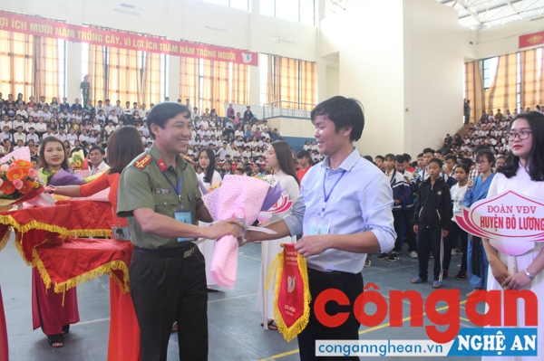 Các đại biểu tặng hoa cho các đoàn