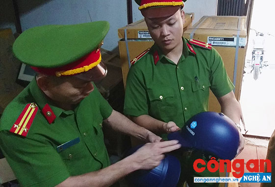 Bắt số lượng lớn mũ bảo hiểm kém chất lượng