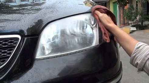 Các công đoạn phải làm hết sức cẩn thận và bình tĩnh để tránh việc ảnh hưởng đến phân sơn, gioăng cao su xung quanh đèn.