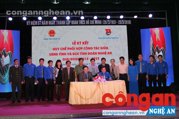 Đồng chí Lê Minh Thông, Phó Chủ tịch UBND tỉnh và Phạm Tuấn Vinh,, Bí thư Tỉnh đoàn ký kết Quy chế phối hợp công tác giai đoạn 2018 – 2022