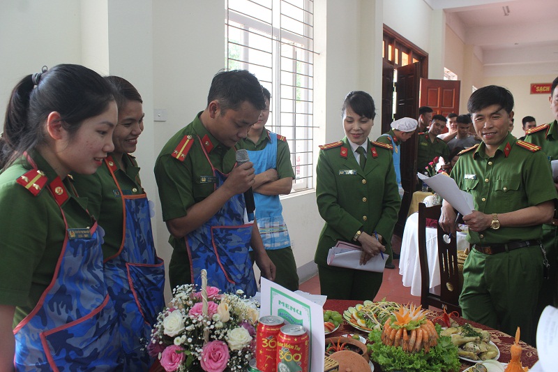 Ban giám khảo chấm điểm phần thi của các đội