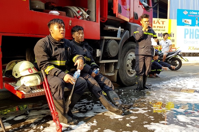 Các chiến sĩ cứu hỏa mặt lấm lem, kiệt sức sau hơn 7 giờ cứu hỏa, cứu nạn. Ảnh: Lê Trai.