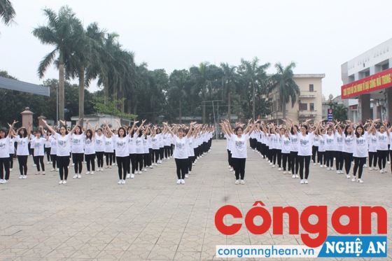 Màn nhảy Flashmob của đoàn viên thanh niên tại lễ phát động
