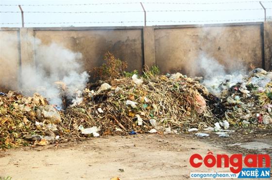 Rác thải đốt ngay trong chợ, gây ô nhiễm môi trường
