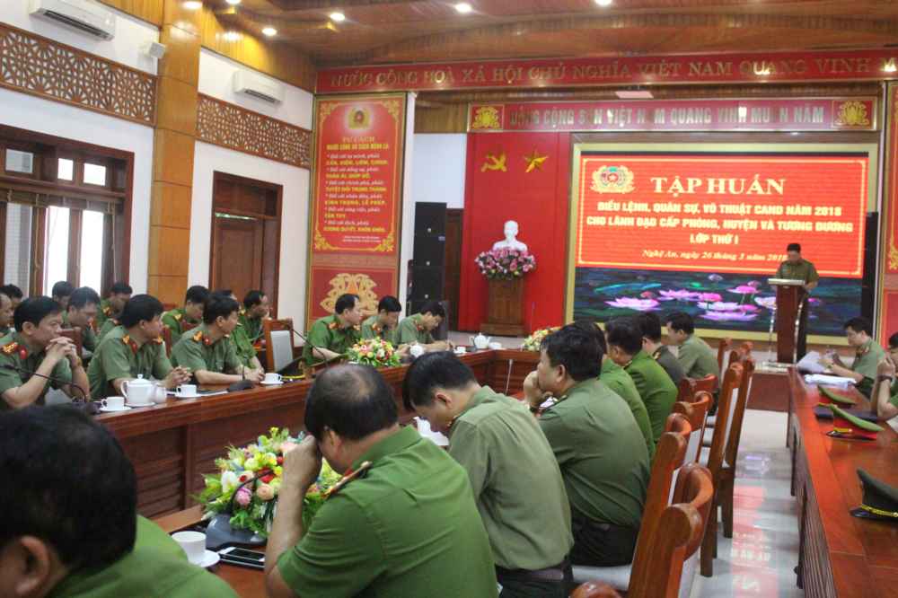Lớp tập huấn điều lênh quân sự, võ thuật cho lãnh đạo cấp phòng, cấp huyện và tương đương.