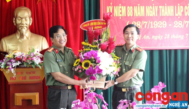 Đồng chí Đại tá Hồ Văn Tứ, Phó Bí thư Đảng ủy, Phó Giám đốc Công an tỉnh thay mặt Đảng ủy, lãnh đạo Công an tỉnh tặng hoa chúc mừng Công đoàn Công an Nghệ An nhân dịp kỷ niệm 88 năm Ngày thành lập tổ chức Công đoàn (tháng 7/2017)
