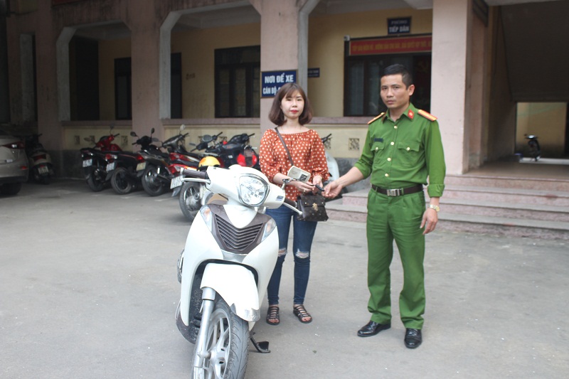 Công an phường Cửa Nam trao trả tài sản cho người bị mất  cắp