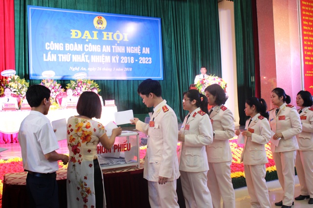 Các đại biểu bỏ phiếu bầu BCH Công đoàn Công an tỉnh lần thứ nhất, nhiệm kỳ 2018-2023