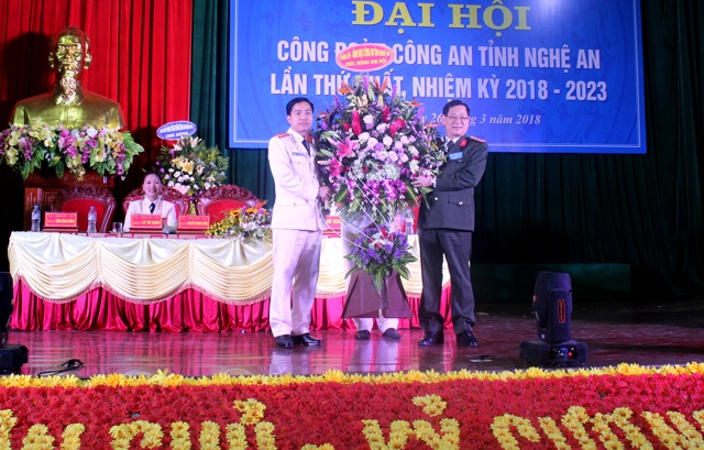 Đồng chí Đại tá Nguyễn Hữu Cầu, Giám đốc Công an tỉnh thay mặt Đảng ủy, lãnh đạo Công an tỉnh tặng lẵng hoa chúc mừng thành công Đại hội