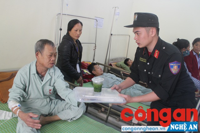 Phát cơm miễn phí cho các bệnh nhân nghèo Bệnh viện Ung bướu Nghệ An