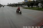 Bà mẹ đi xe máy đùa với tính mạng con trẻ