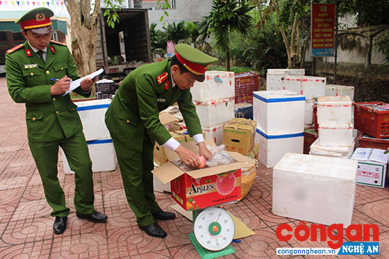 Lực lượng chức năng kiểm kê số hàng hóa vi phạm